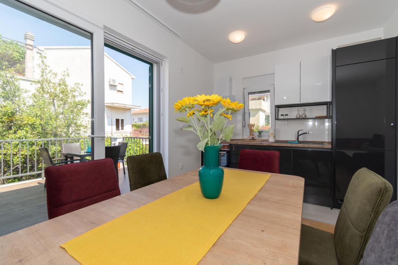 Apartments Lovor & Lavanda Kastela Bagian luar foto