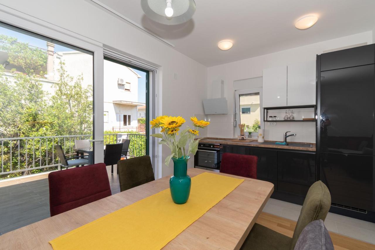 Apartments Lovor & Lavanda Kastela Bagian luar foto