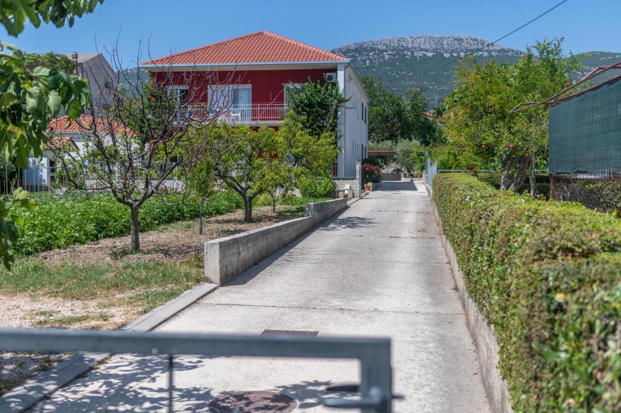 Apartments Lovor & Lavanda Kastela Bagian luar foto